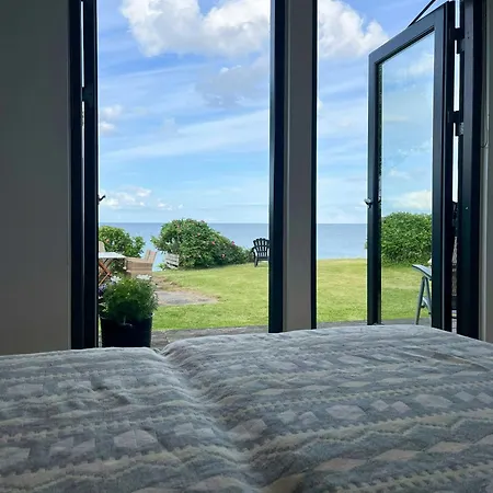 Hébergement de vacances Charming Little Summer House Right By The Water Nyborg