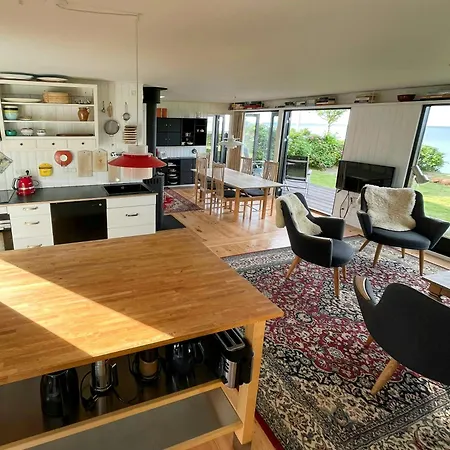 Charming Little Summer House Right By The Water Hébergement de vacances *