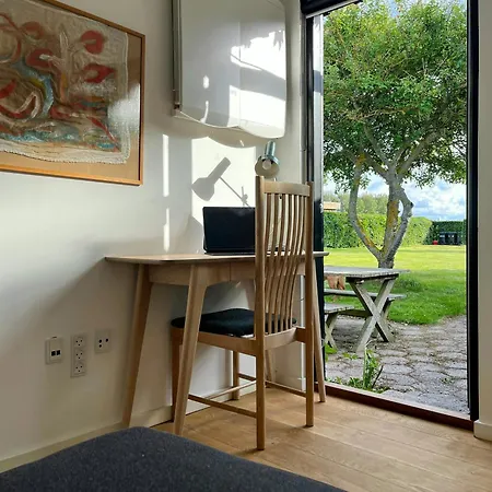 Hébergement de vacances Charming Little Summer House Right By The Water *